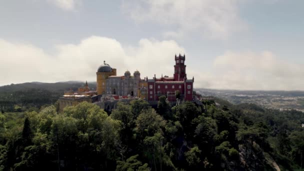 丘の上のおとぎ話の城 シントラ ポルトガルのペナ宮殿 空中風景 — ストック動画