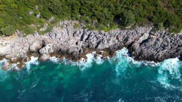 Dalgaların Vurduğu Büyük Uçurumlarla Destansı Kayalık Kıyı Şeridi Yeşil Turkuaz — Stok video