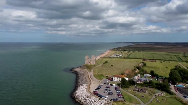 Drone Video Som Visar Reculver Tornen Fjärran Vita Moln Och — Stockvideo