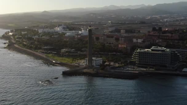 Légi Felvétel Gran Canaria Üdülőhelyről Maspalomas Világítótoronyról Este Forgó Drón — Stock videók