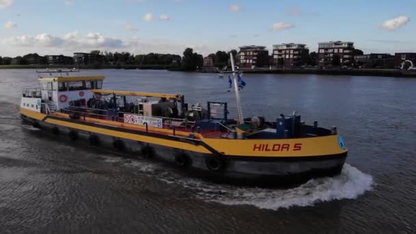 Steuerbord Luftaufnahme Des Hilda Binnenmotortankers Auf Dem Fluss Noord Alblasserdam — Stockvideo