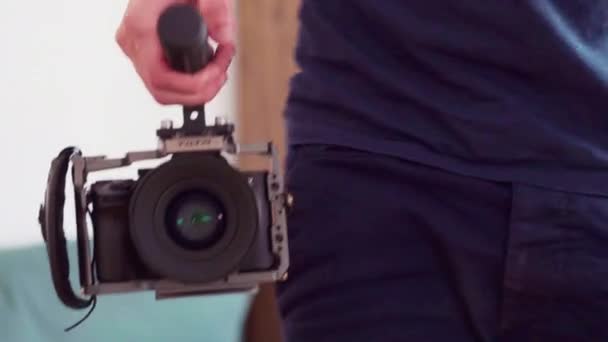 Dslr Kamerayla Video Çeken Film Yapımcısı Üst Kulplu Bir Kamera — Stok video