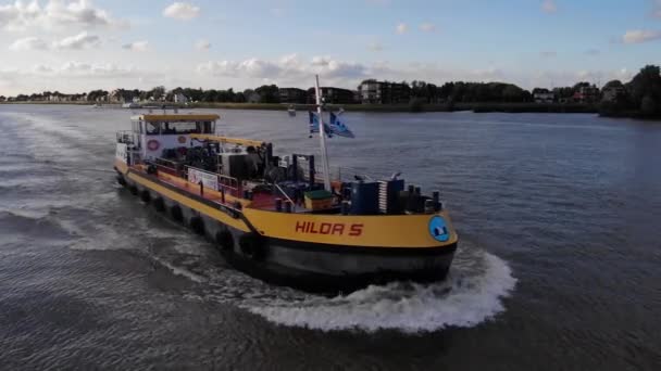 Voorste Boeg Van Hilda Binnenvaarttanker Navigating River Noord Alblasserdam Luchtwaarneming — Stockvideo