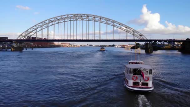 Aerial Veerboot Boat River Noord Bridge 추적하는 — 비디오