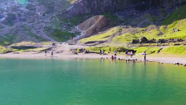 Gli Escursionisti Prendono Minuto Rilassarsi Rinfrescarsi Lago Llyn Llydaw Mentre — Video Stock