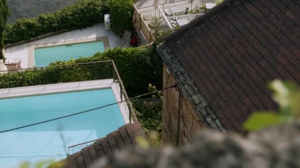 Riverbank Casas Con Una Piscina Aire Libre Durante Día Inclinar — Vídeos de Stock