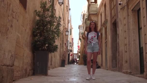 Mujer Joven Pie Calle Mientras Mira Edificio Históricoen Valeta Malta — Vídeos de Stock