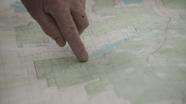 一张纸图上追踪西部黄石公园边疆线的老人索引引子 — 图库视频影像