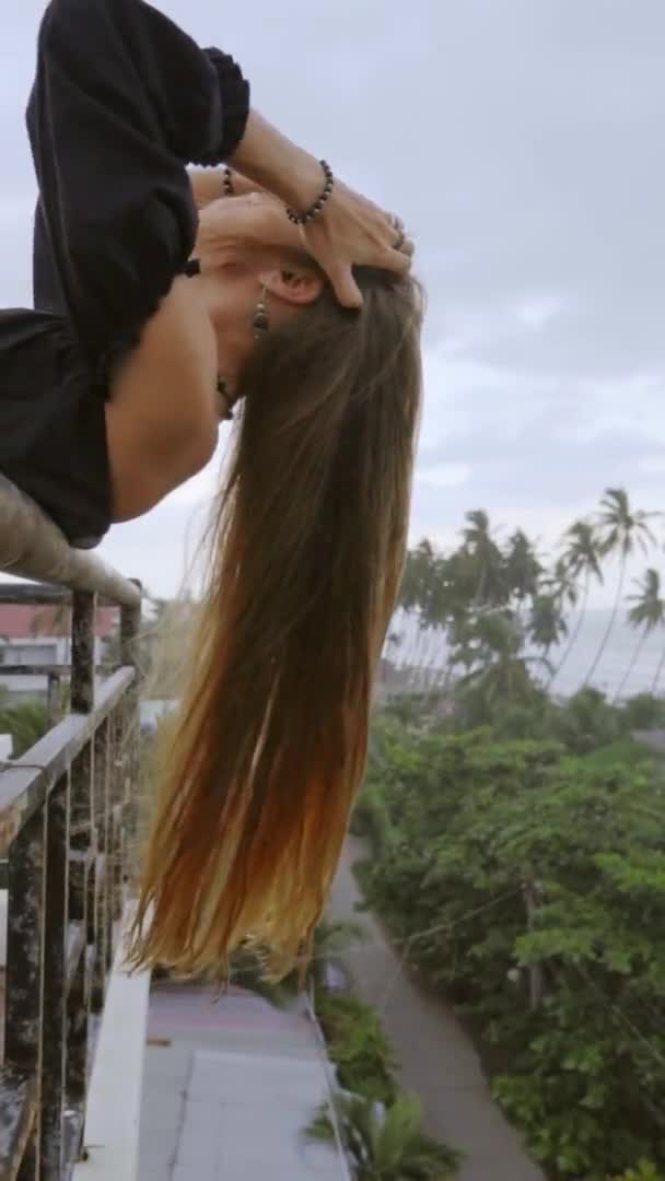 Video Sarışın Uzun Saçlı Kadın Çekici Sarışın Kadın Uzun Dalgalı — Stok video