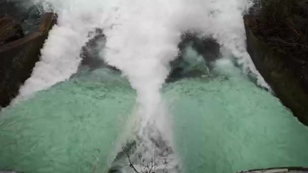 Rápido Movimiento Agua Dulce Que Drena Fuera Del Conducto Del — Vídeos de Stock