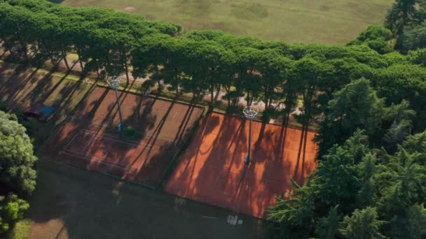 Brijuni ブリユニ 島のリゾート地にあるテニスコートの空中展望 — ストック動画