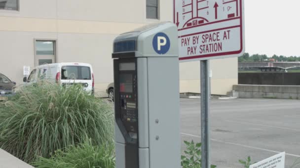 Close Van Een Moderne Parkeermeter Parkeerplaats — Stockvideo