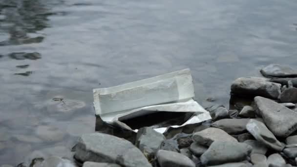 Lixo Adrift Rivershore Rainforest Tiro Close — Vídeo de Stock