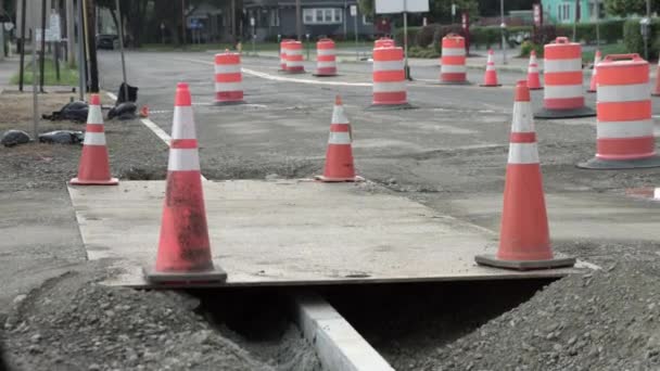 Orange Traffic Cones Barrel Barriers Cones Segurança Cuidadosamente Colocados Buraco — Vídeo de Stock