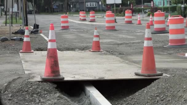 橙色交通圆锥和铁丝网 安全圆锥小心放置在道路上的孔口 宽射门 — 图库视频影像