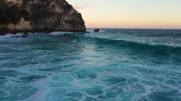 Vue Aérienne Des Vagues Océan Turquoise Écrasant Littoral Île Nusa — Video