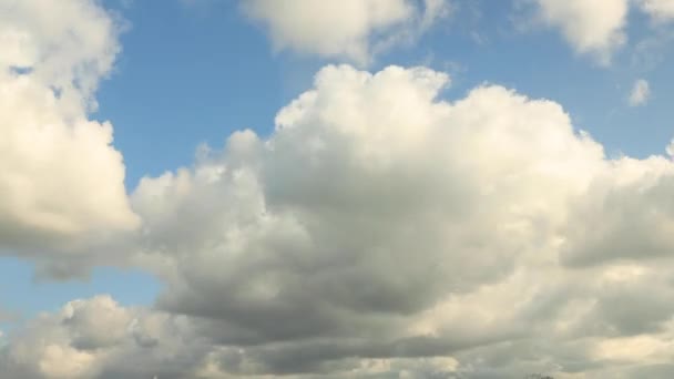 濃い雲とふわふわの雲の時間の経過はすぐに青い空に向かって通過します 劇的な映画の風景や装飾を作るきれいな空気の水滴 — ストック動画