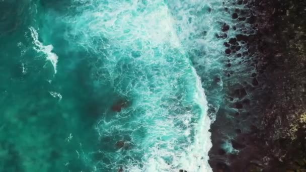 Luchtfoto Van Turquoise Oceaan Golven Crashen Kustlijn Van Nusa Penida — Stockvideo
