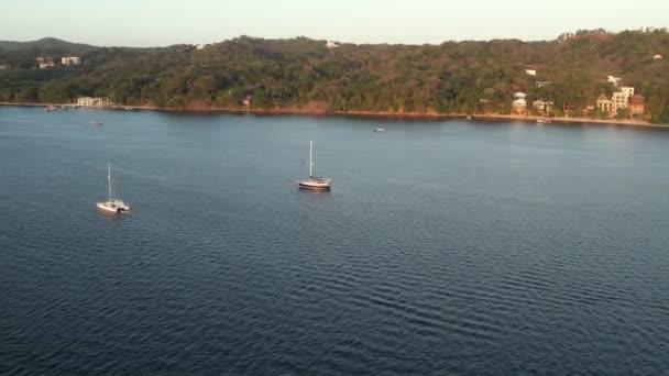 Drone Vliegen Boven Kustlijn Naast Caribische Zee Tijdens Zonsondergang Snelboot — Stockvideo