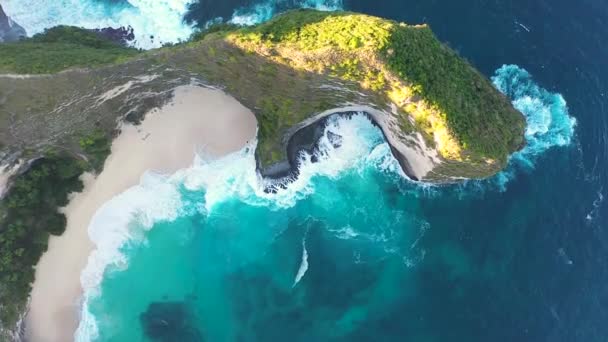 凯林金海滩上的空中风景 岛上有蓝色的泻湖和位于印度尼西亚巴厘岛附近最受欢迎的旅游胜地之一 特雷克斯湾努沙佩尼达 — 图库视频影像