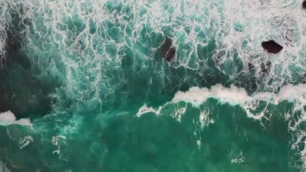 Aerial Shot Big Turquoise Ocean Waves Crashing Coastline Nusa Penida — Stock Video