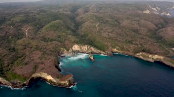 Veduta Aerea Delle Onde Dell Oceano Turchese Che Infrangono Sulla — Video Stock