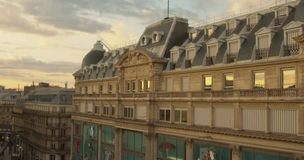 Vecchi Storici Edifici Balcone Durante Tramonto Parigi Francia Colpo Largo — Video Stock