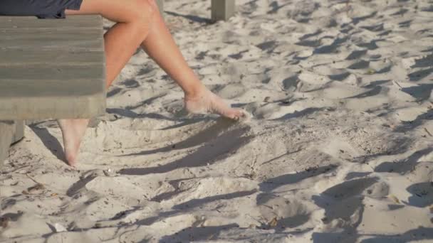 Κάθεται Κουνάει Πόδια Του Και Παίζει Την Άμμο Καλοκαιρινές Διακοπές — Αρχείο Βίντεο