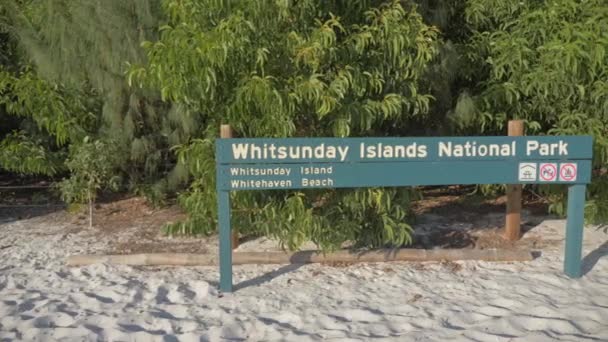 Whitsunday Islands National Park Signboard Whitehaven Beach Qld Australia Tiro — Vídeos de Stock