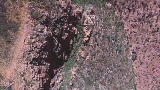 Sonder Central Australia Top Aerial Flyover Tracking Forwards Cliffs Ravines — Stock Video