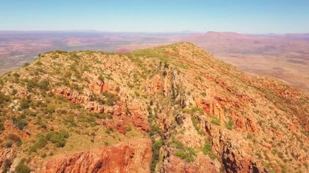 Sonder Australia Central Vuelo Aéreo Cinematográfico Siguiendo Cresta Sendero Senderismo — Vídeo de stock