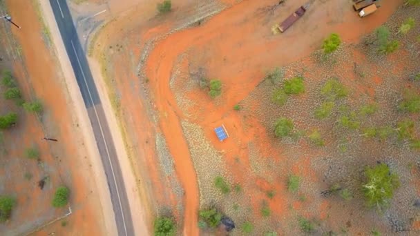 澳洲中部腹地 自上而下 在道路上 当地的植物群和定居点 在Alice Springs附近的Camel农场拍摄的Dji Mavic Pro — 图库视频影像