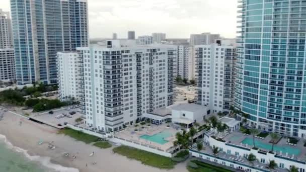 Widok Powietrza Wieżowce Ludzi Plaży Sunny Isles Zachmurzonym Miami Patelnia — Wideo stockowe