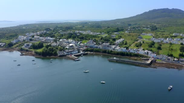 2021年7月 爱尔兰Galway县Connemara的Roundstone村 无人机面朝西 但缓慢地向北飞行 环绕着村庄 可以看到美丽的海港 — 图库视频影像