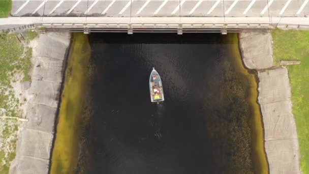 Drönare Som Sköts Uppifrån Över Båt Kanal Molnig Dag Kameran — Stockvideo