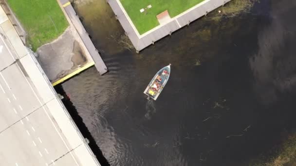 Ein Schuss Von Oben Über Ein Boot Einem Kanal Einem — Stockvideo