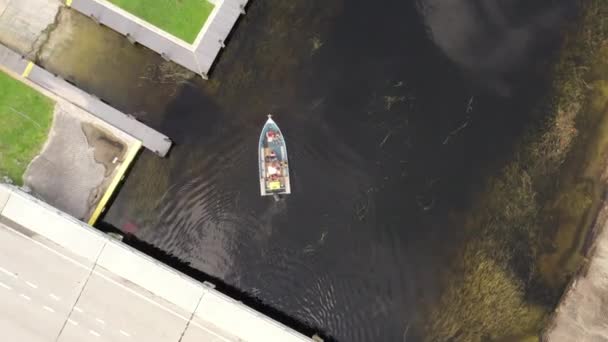 Bulutlu Bir Günde Bir Teknenin Üstünden Aşağı Doğru Bir Çekim — Stok video