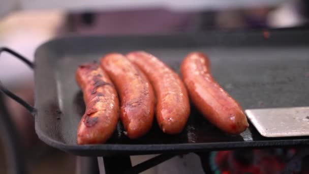 소시지는 돼지고기 쇠고기 연기를 야영지 바베큐에서 프로판으로 연계시켜 사람들 30Fps — 비디오