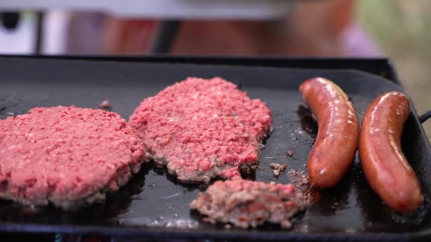 Enchidos Embaixo Carne Vermelha Rara Crua Não Cozida Hambúrguer Rissóis — Vídeo de Stock