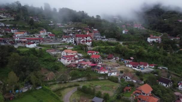 委内瑞拉阿拉瓜Colonia Tovar镇前面的飞越 — 图库视频影像