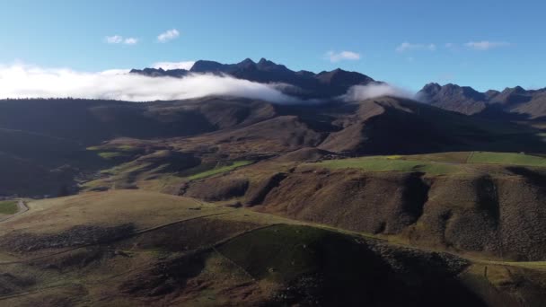 Sobrevoo Lateral Sobre Montanhas Charnecas Nascer Sol — Vídeo de Stock