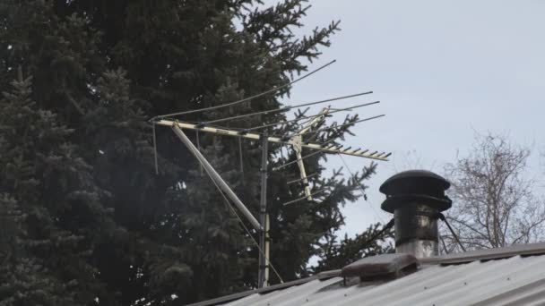 Antena Televisão Com Fumaça Saindo Fogão Chaminé Telhado Casa Estática — Vídeo de Stock