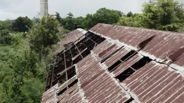 カノスの古い放棄された錆工場を過ぎて滑らかな映画のクレーンプエルトリコ — ストック動画