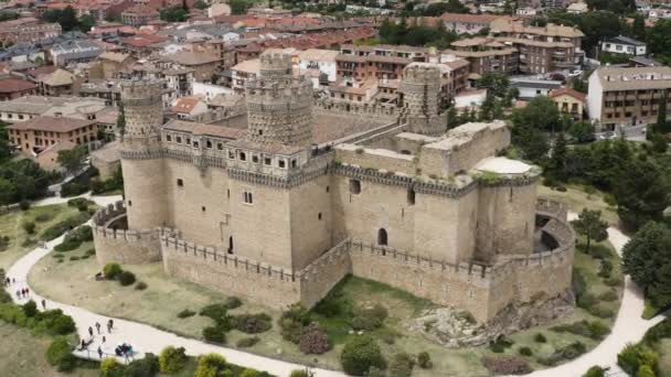 Manzanares Elの新しい城サンティラナ貯水池の隣にあるSierra Guadarramaの麓にあります 滑らかな映画館は城から離れて周囲を明らかにする — ストック動画