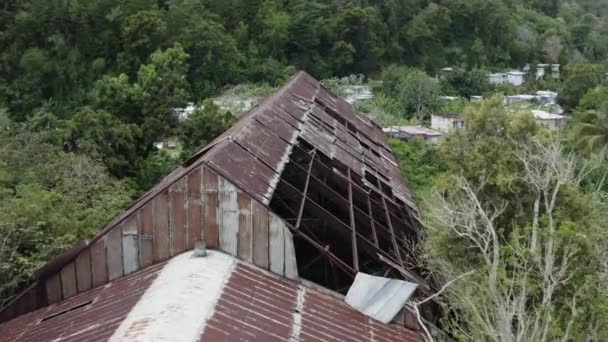 Légi kilátás a rozsdás és részben összeomlott tető egy régi gyár Puerto Rico