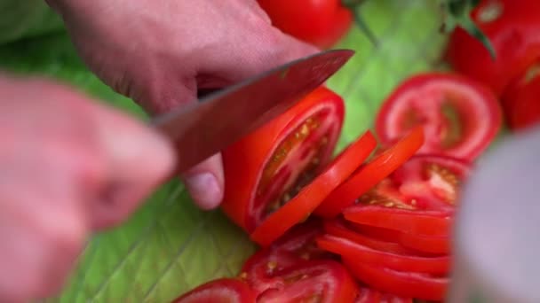 Dojrzałe Czerwone Pomidory Krojone Plasterki Krojone Tępym Nożem Bliska Aparat — Wideo stockowe