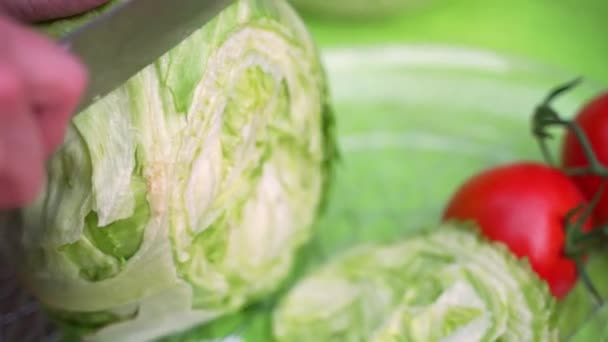 Testa Verdure Fresche Lattuga Verde Essere Tagliati Fette Con Pomodori — Video Stock