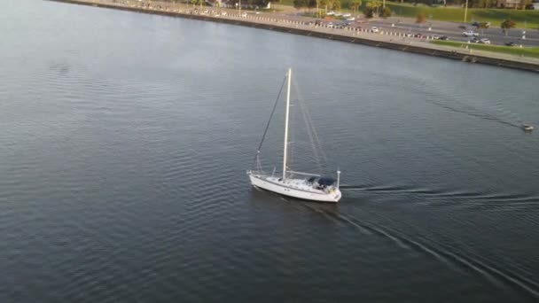 Πλοίο Που Πλέει Κάτω Στην Ειρηνική Λίμνη Pontchartrain Κοντά Στη — Αρχείο Βίντεο