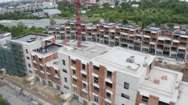 建造有起重机 无人驾驶飞机射击的新公寓 — 图库视频影像