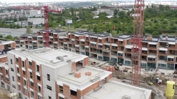 Plano Aéreo Construcción Nuevos Apartamentos Digsite Ciudad Grúas — Vídeo de stock